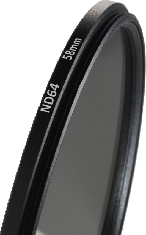 Gros plan d'un filtre d'objectif de caméra noir ND64 58mm.