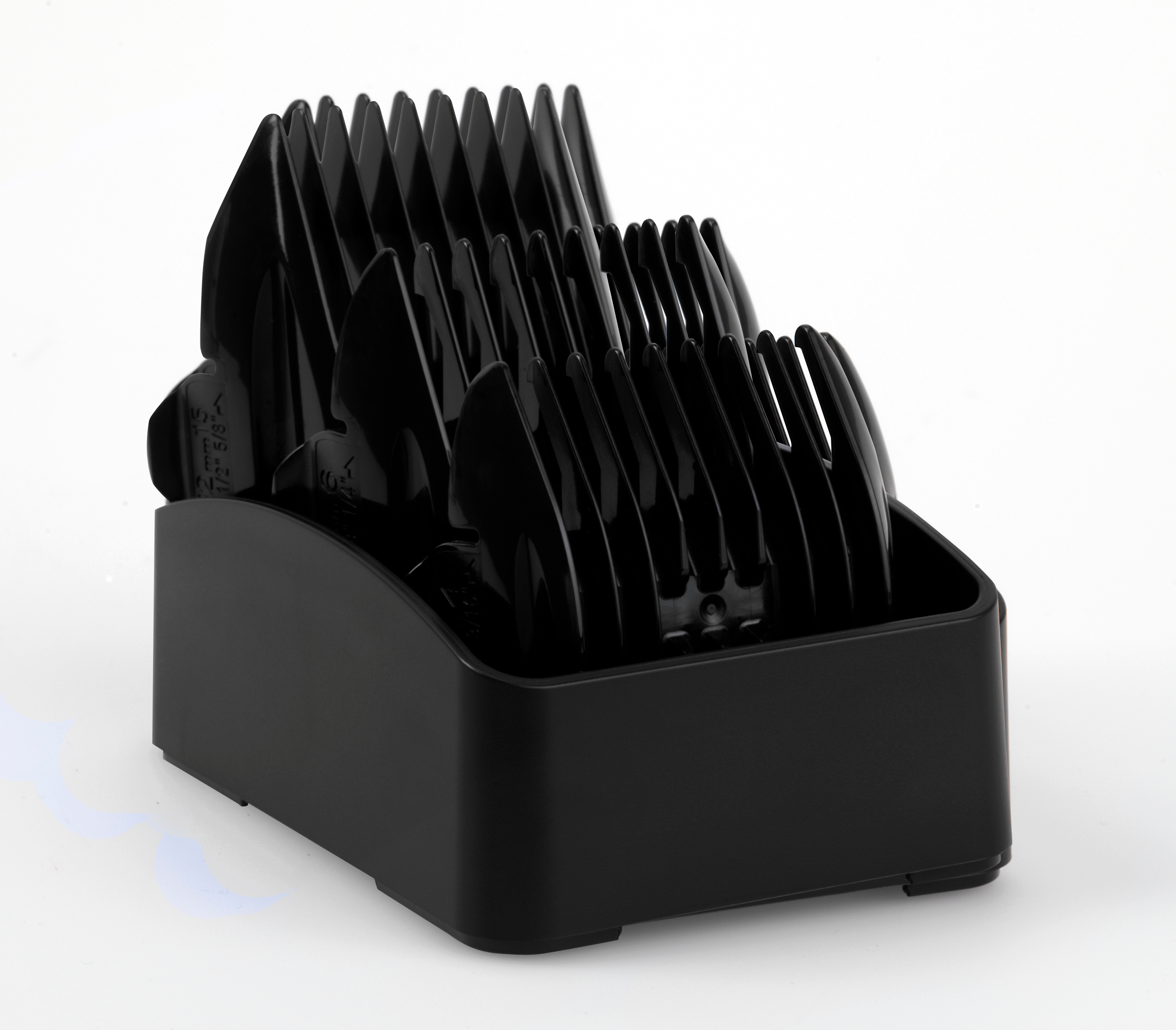 Schwarze Clipper-Klingenschutzvorrichtungen in einem schwarzen Aufbewahrungsbehälter. Mehrere Größen sind sichtbar.