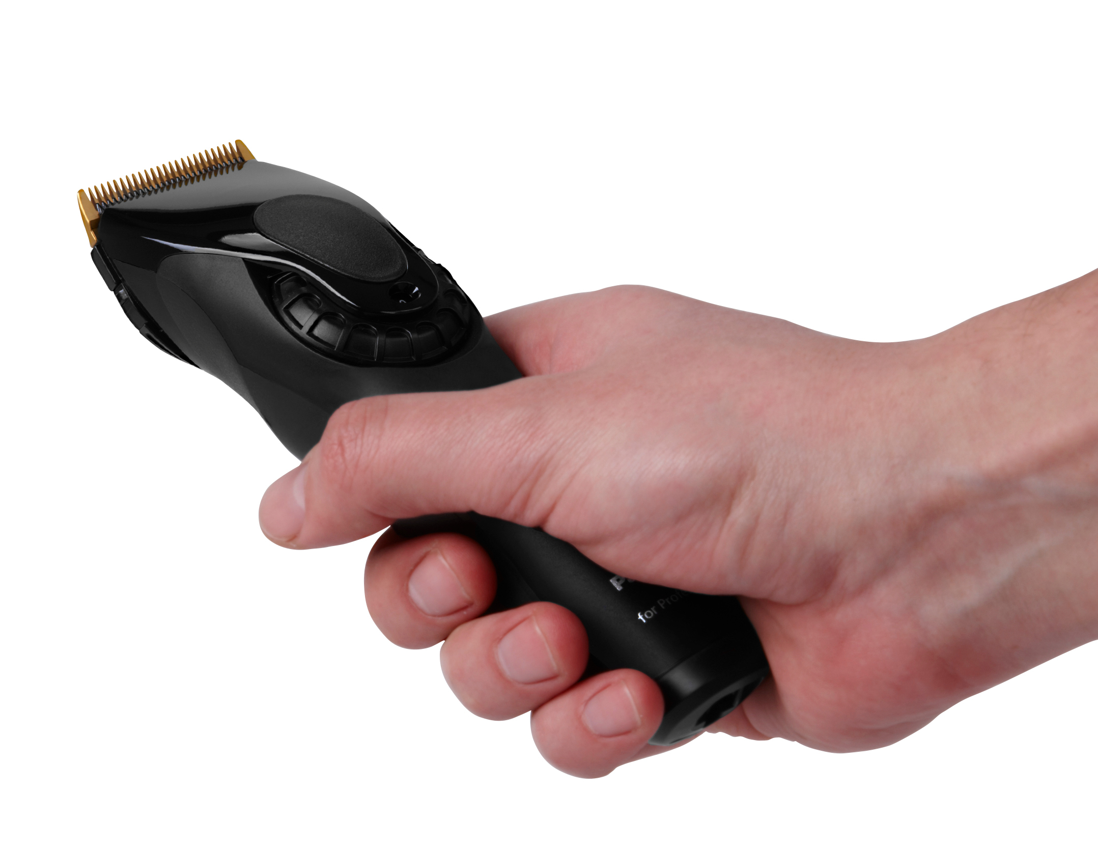 Ein schwarzer Haarschneider wird von einer Person in der Hand gehalten, isoliert auf weißem Hintergrund.