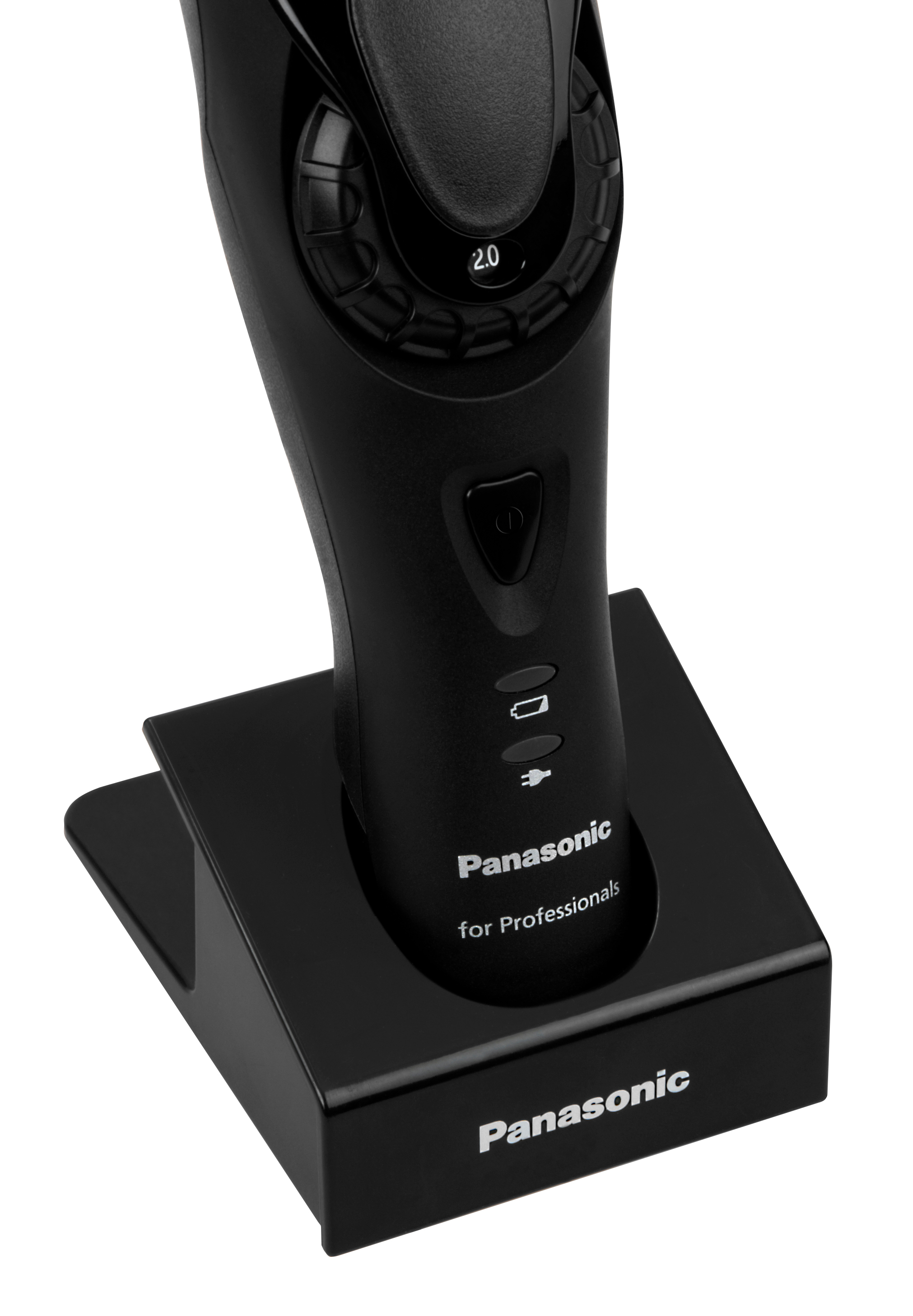 Ein schwarzer Panasonic Haarschneider mit Ladestation, schräge Ansicht.