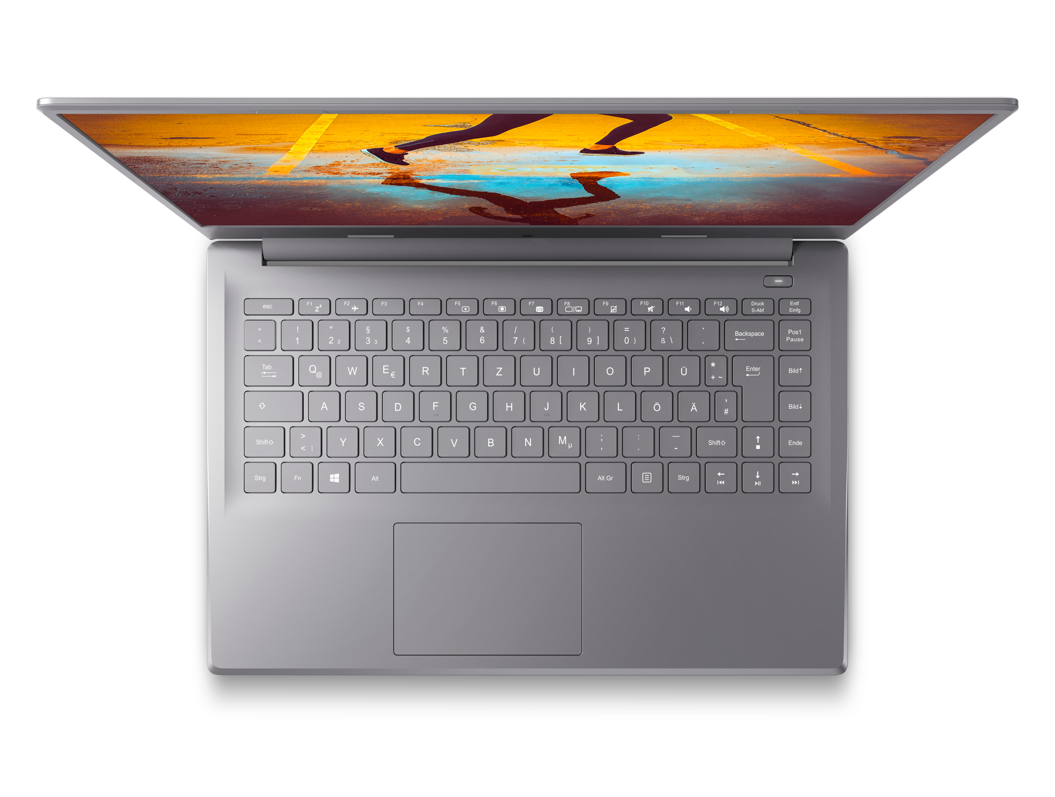 Laptop mit geöffnetem Bildschirm, der die Reflexion einer rennenden Person zeigt.