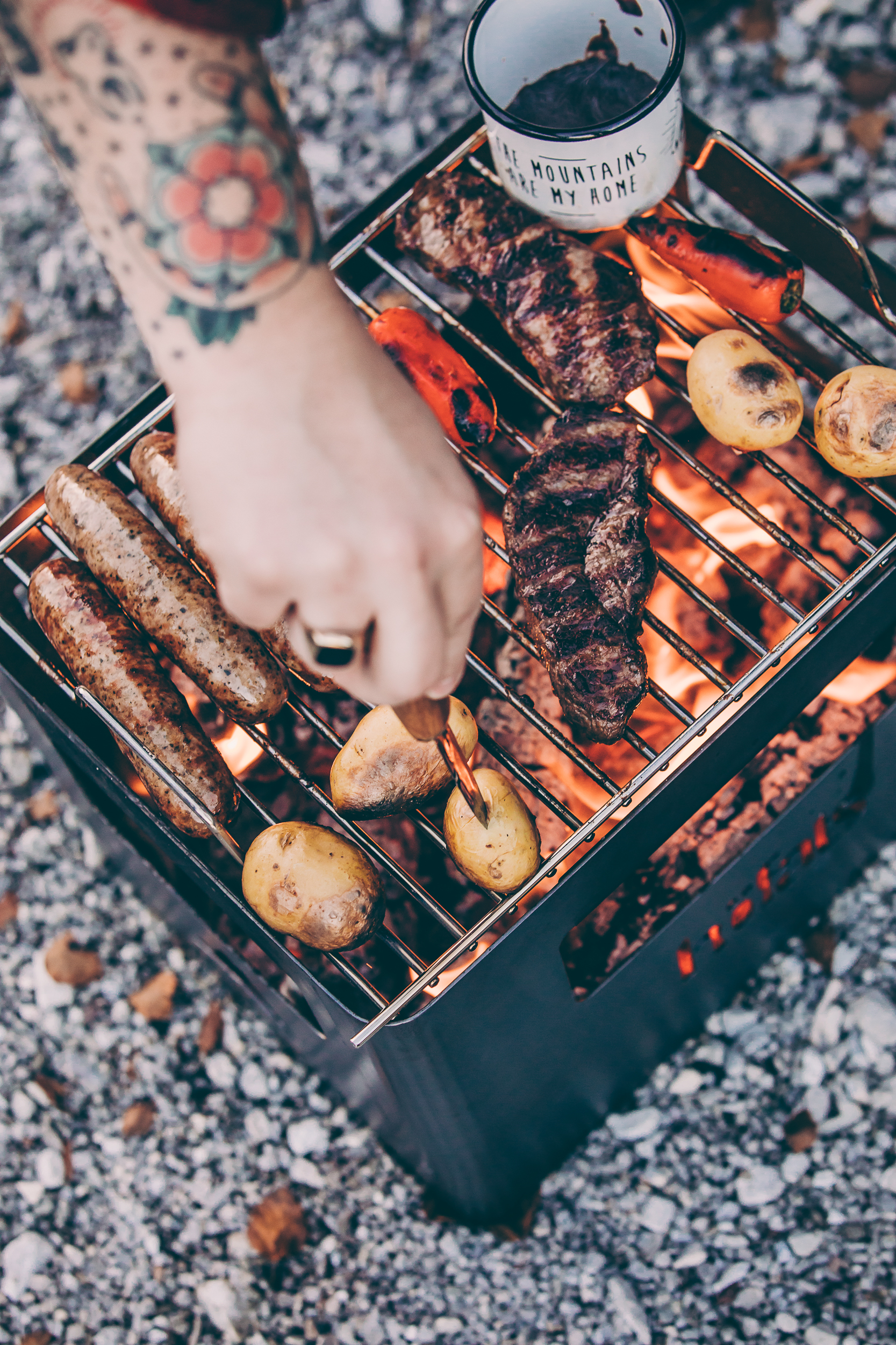 HÖFATS Beer box mit Grillrost und Auflagebrett - Grill Set (Schwarz/Holz/Edelstahl)