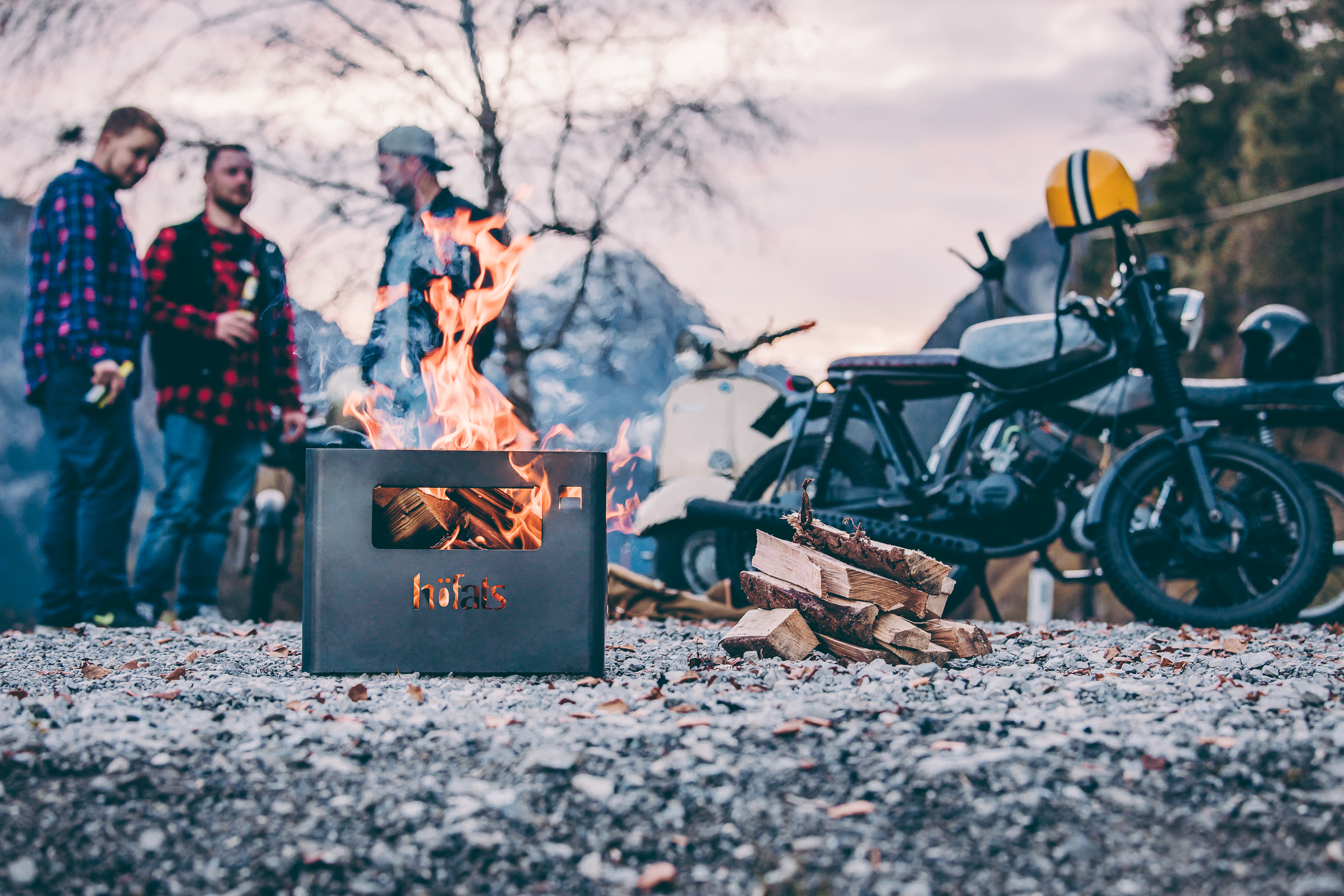 HÖFATS Beer box mit Grillrost und Auflagebrett - Grill Set (Schwarz/Holz/Edelstahl)