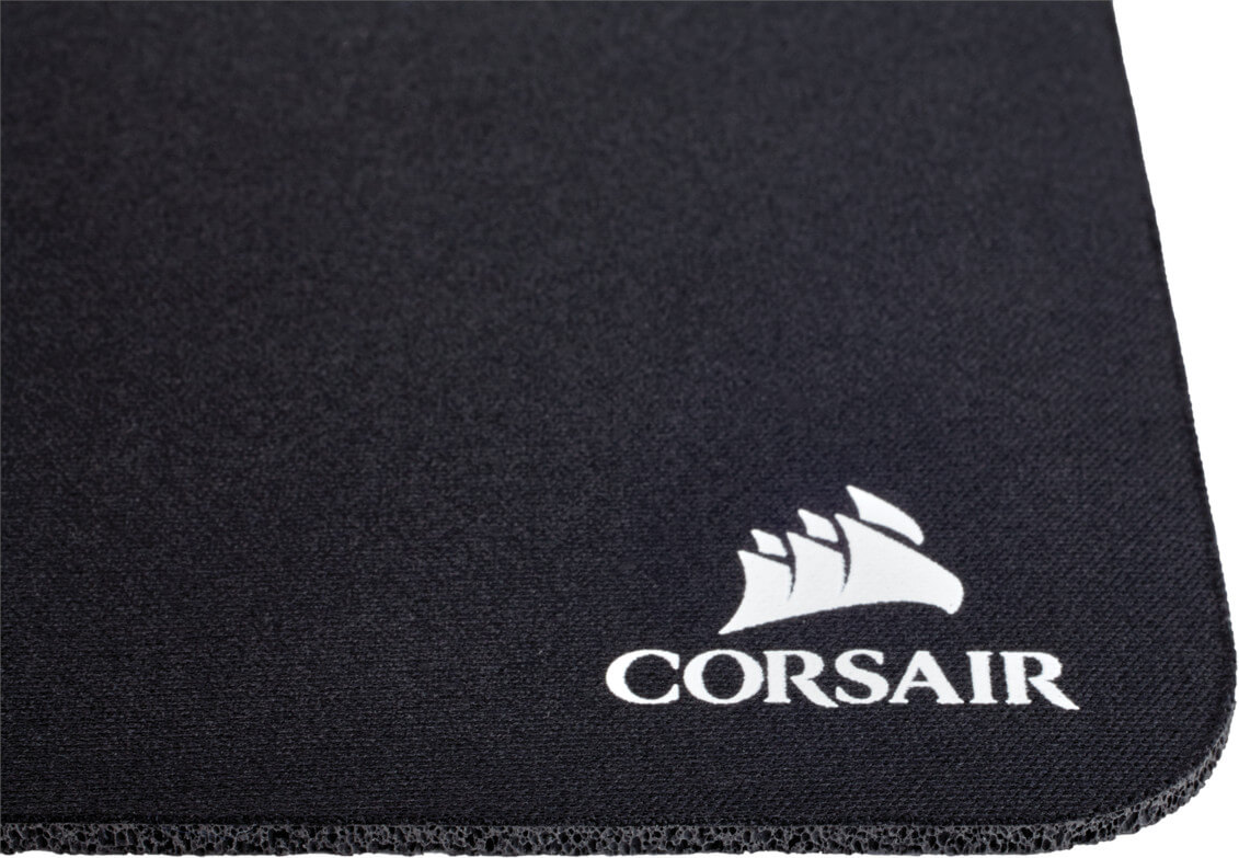 Un tapis de souris Corsair noir avec le logo Corsair blanc dans le coin inférieur droit.