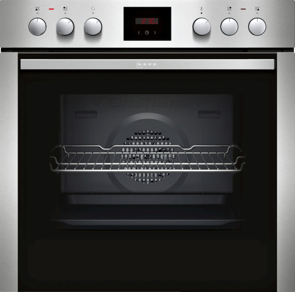 Ein Edelstahl-Backofen mit Knöpfen und Display. Die Backofentür ist geöffnet, ein Rost ist sichtbar.