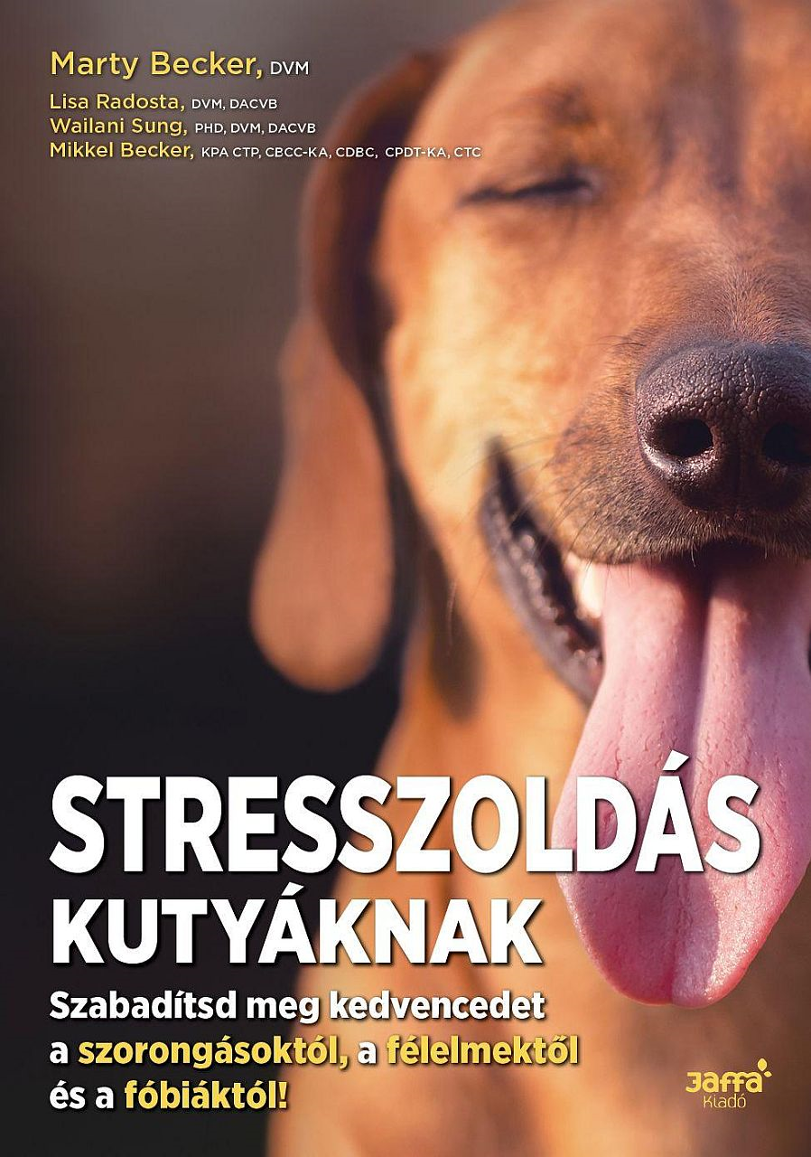 Kutya arca kinyújtott nyelvvel, könyvborító a 'Stresszoldás kutyáknak' címmel, szerzők nevei és logó.