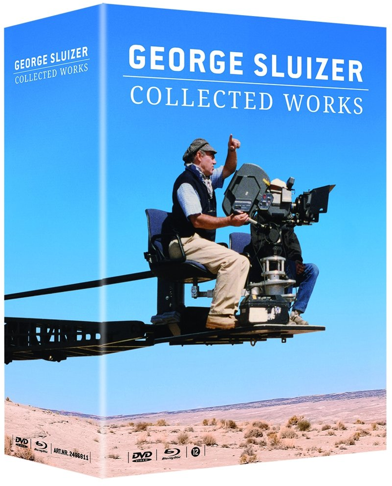 Coffret DVD avec équipe de tournage sur le plateau. Fond de ciel bleu, texte sur la boîte.
