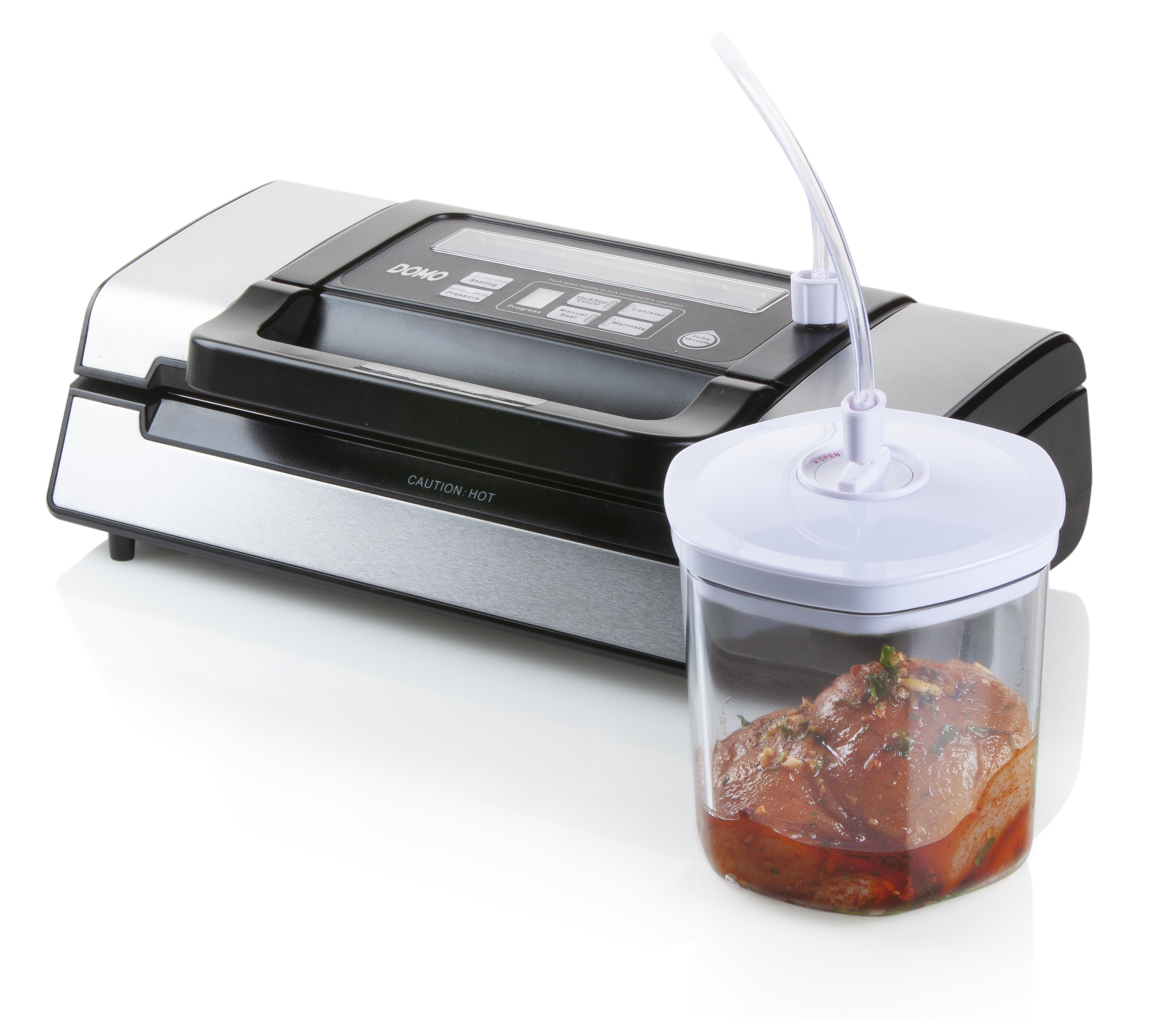 Une machine de mise sous vide noire et argentée avec un récipient et de la nourriture, sur fond blanc.