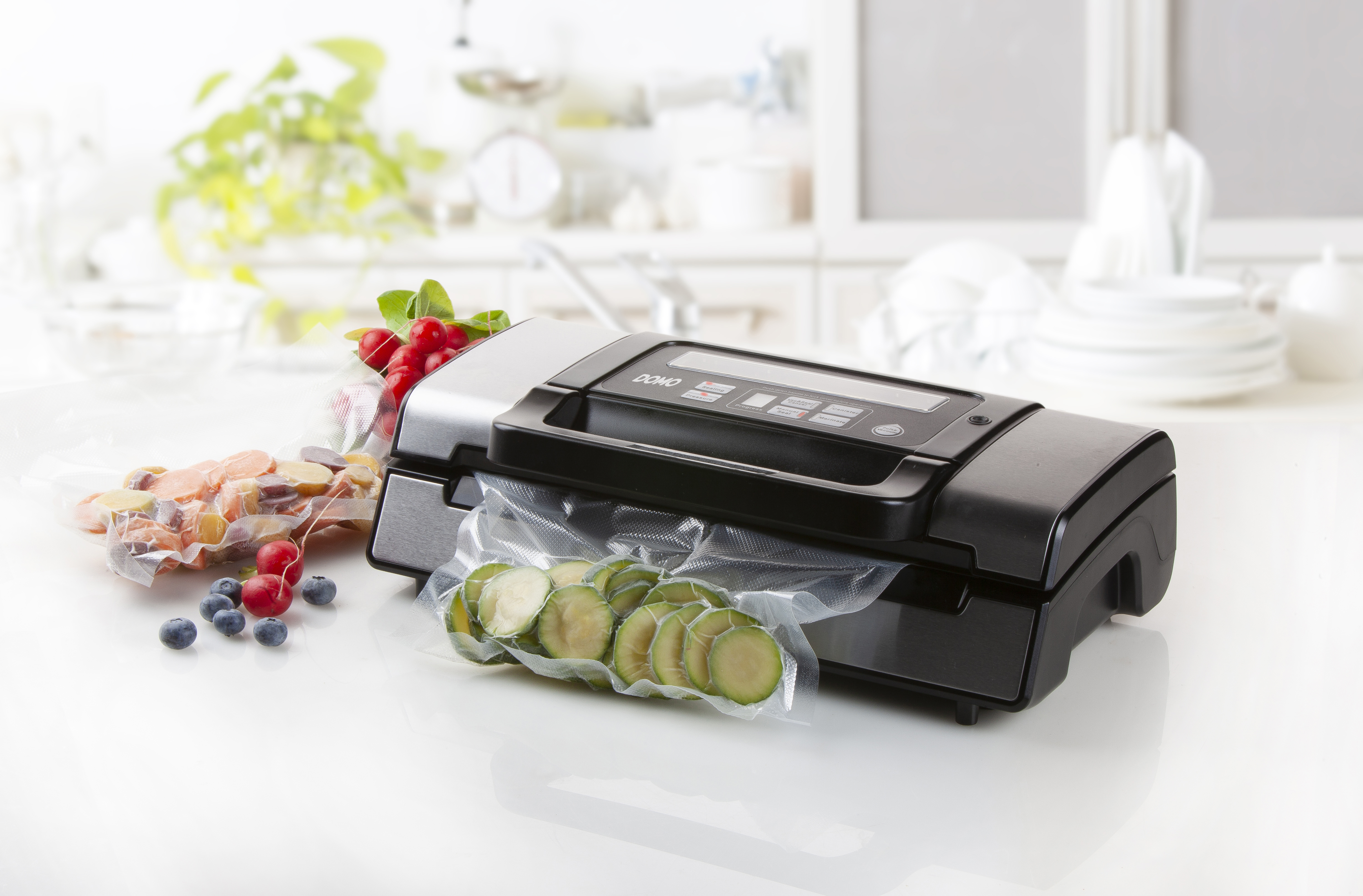 Machine de conservation des aliments avec des aliments. Sacs transparents avec légumes et fruits. Cadre de cuisine blanc.
