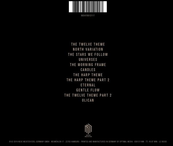 Schwarzes Albumcover. Titelliste in Weiß, Barcode oben. Schwarzer Hintergrund, weißer Text.