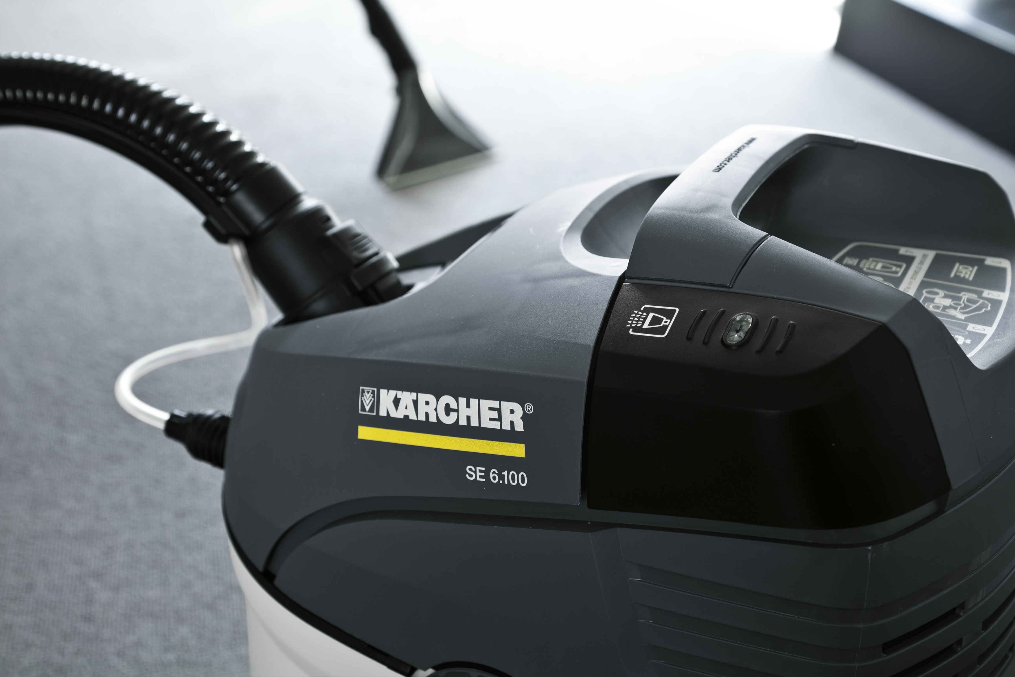 Nahaufnahme eines grau-schwarzen Staubsaugers, des Kärcher SE 6.100.