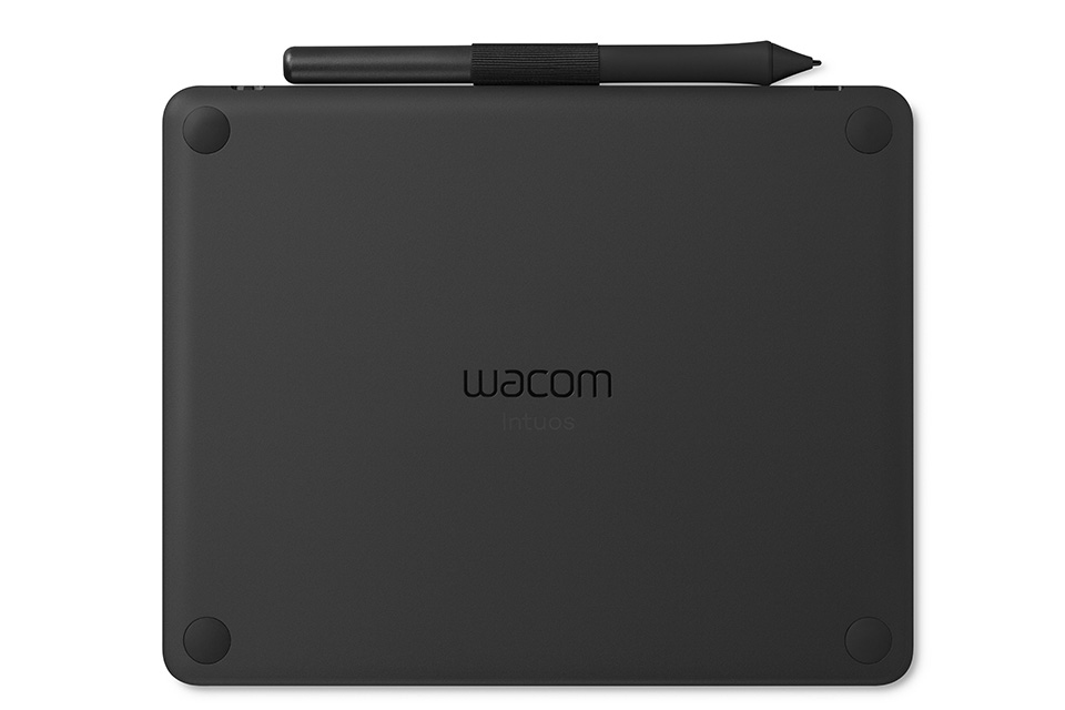 Siyah Wacom Intuos tablet ve kalem. Tablet, dört kauçuk ayaklı siyahtır. Beyaz arka plan.