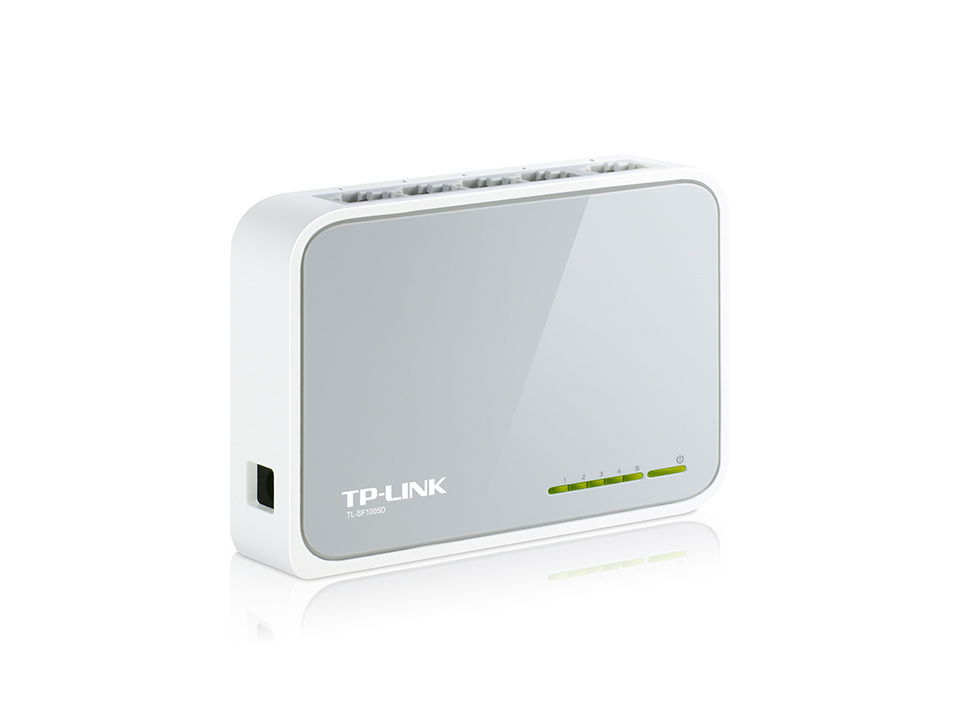 Beş numaralı bağlantı noktasına ve yeşil güç ışığına sahip beyaz bir TP-Link ağ anahtarı.