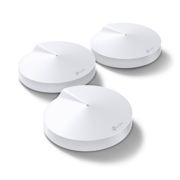 Dairesel tasarımlı, yukarıdan açılı üç beyaz TP-Link mesh Wi-Fi ünitesi.