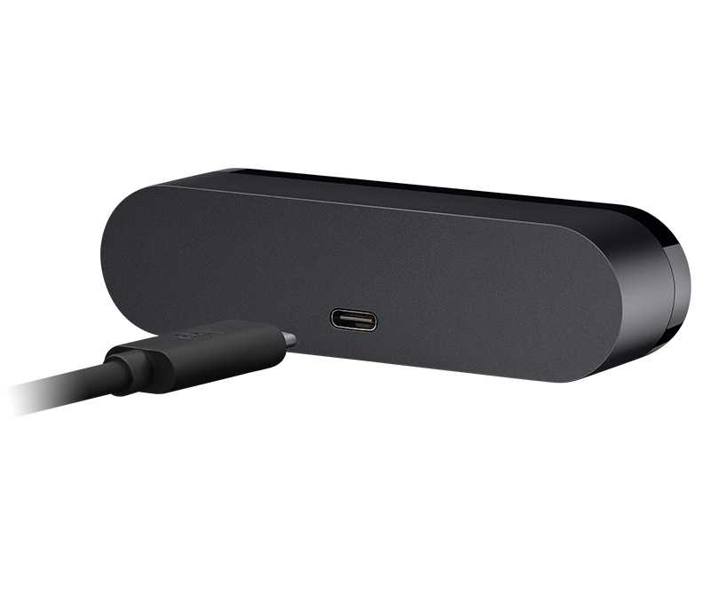 USB-C kablosunun takılı olduğu siyah bir hub, bir USB-C bağlantı noktasını gösteriyor.