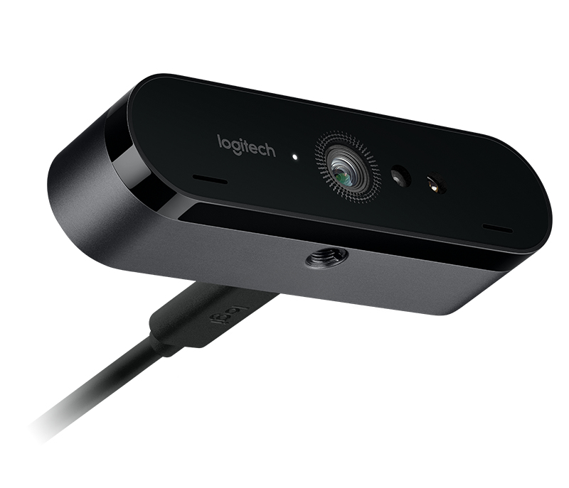 Siyah Logitech web kamerası, mercek ve kablo takılı. Siyah yüzey, beyaz zemin.