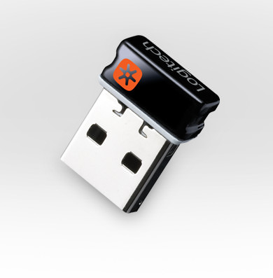 Siyah ve turuncu bir USB alıcısı. Bir Logitech ürünüdür. Beyaz zemin.