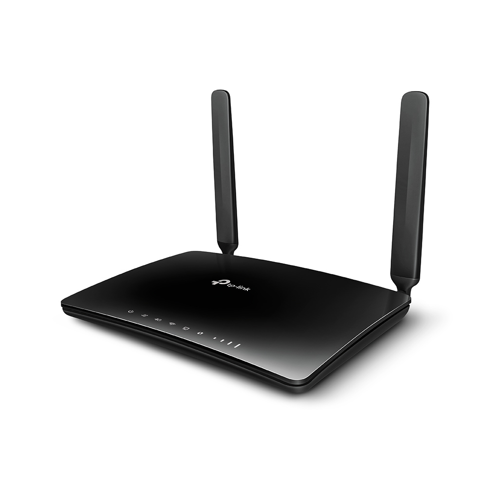 İki antenli siyah TP-Link yönlendirici.