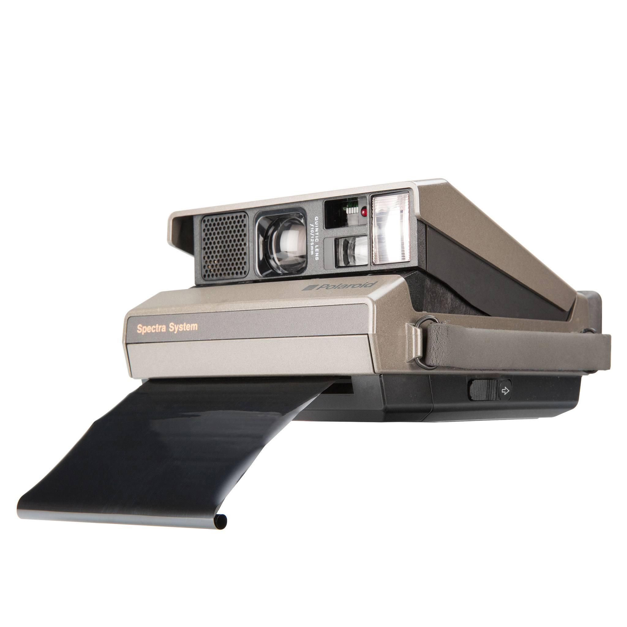 Vintage Polaroid-Kamera, mit schwarzem Filmausgang und silbergrauem Gehäuse, auf weißem Hintergrund.