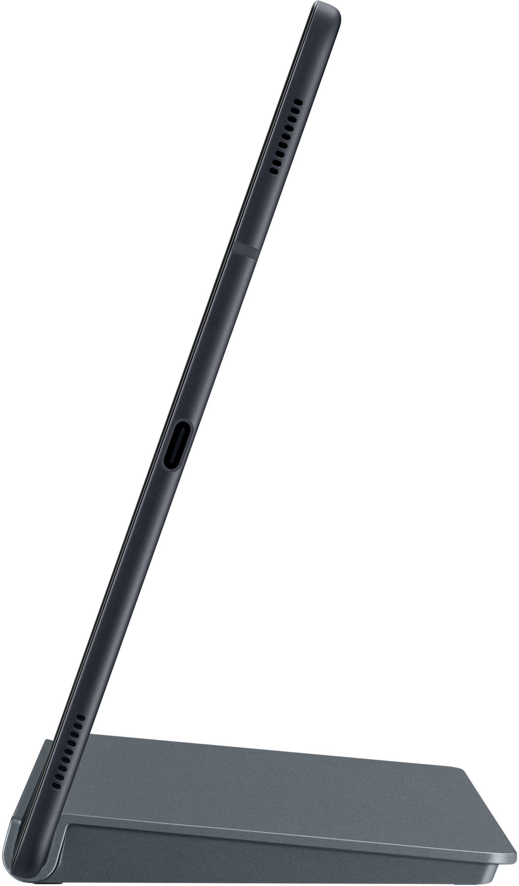Ein schwarzes Tablet, das in einer grauen Hülle aufgestellt ist, Seitenansicht, auf weißem Hintergrund.