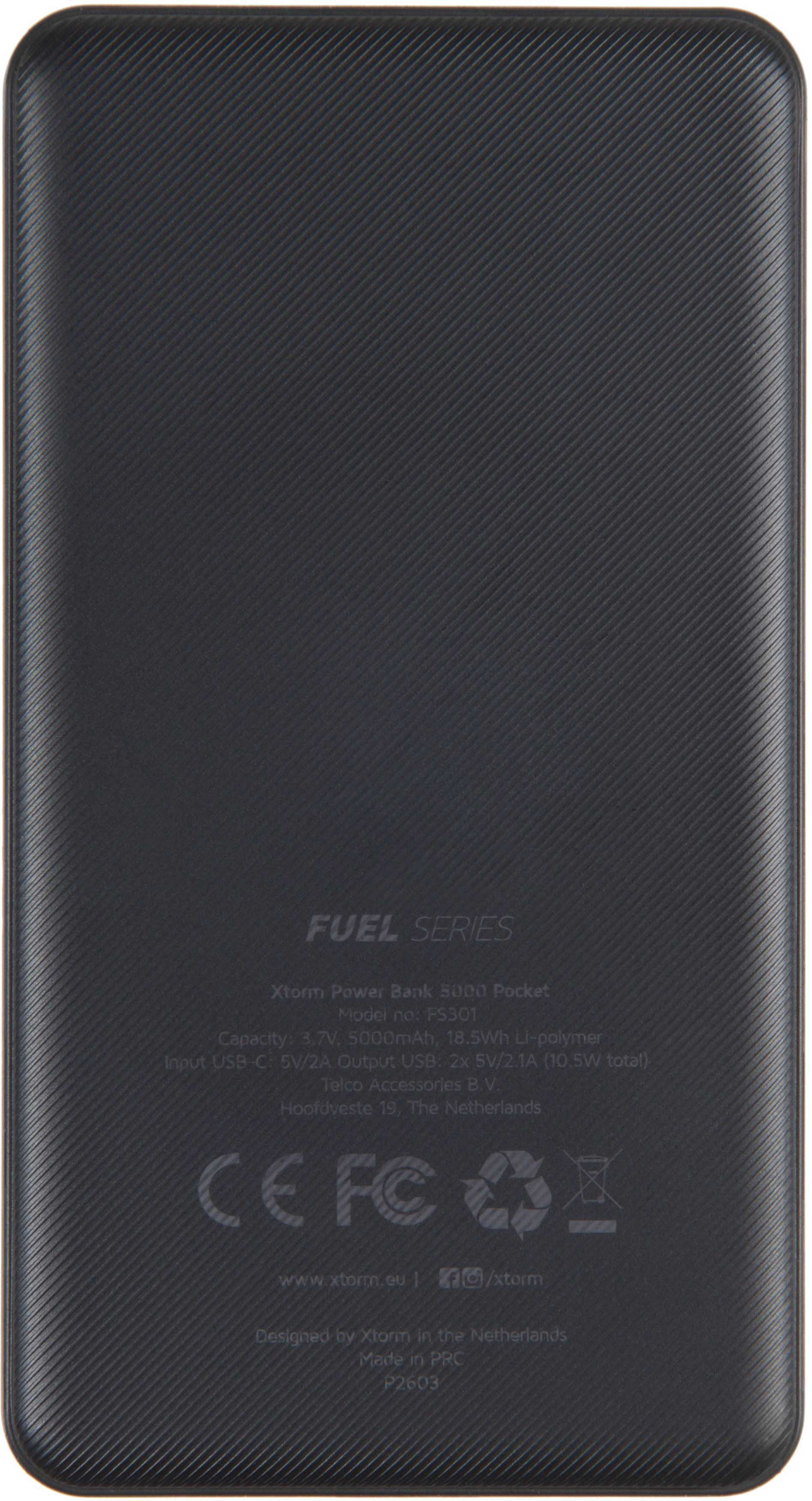 Eine schwarze Powerbank mit Text und Branding wird vor weißem Hintergrund gezeigt.