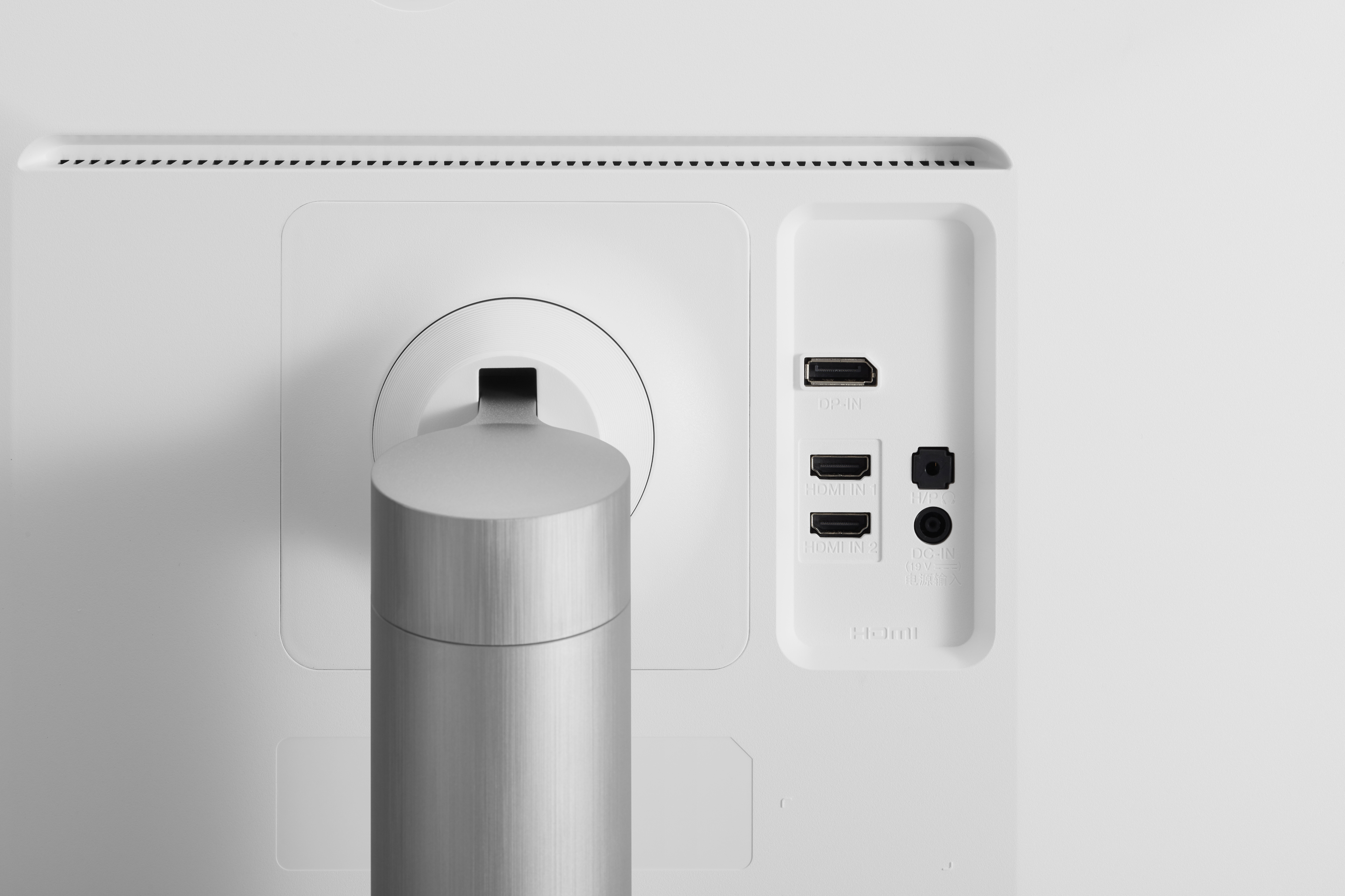 Rückansicht eines weißen Computermonitors mit mehreren Anschlüssen für HDMI und Strom.