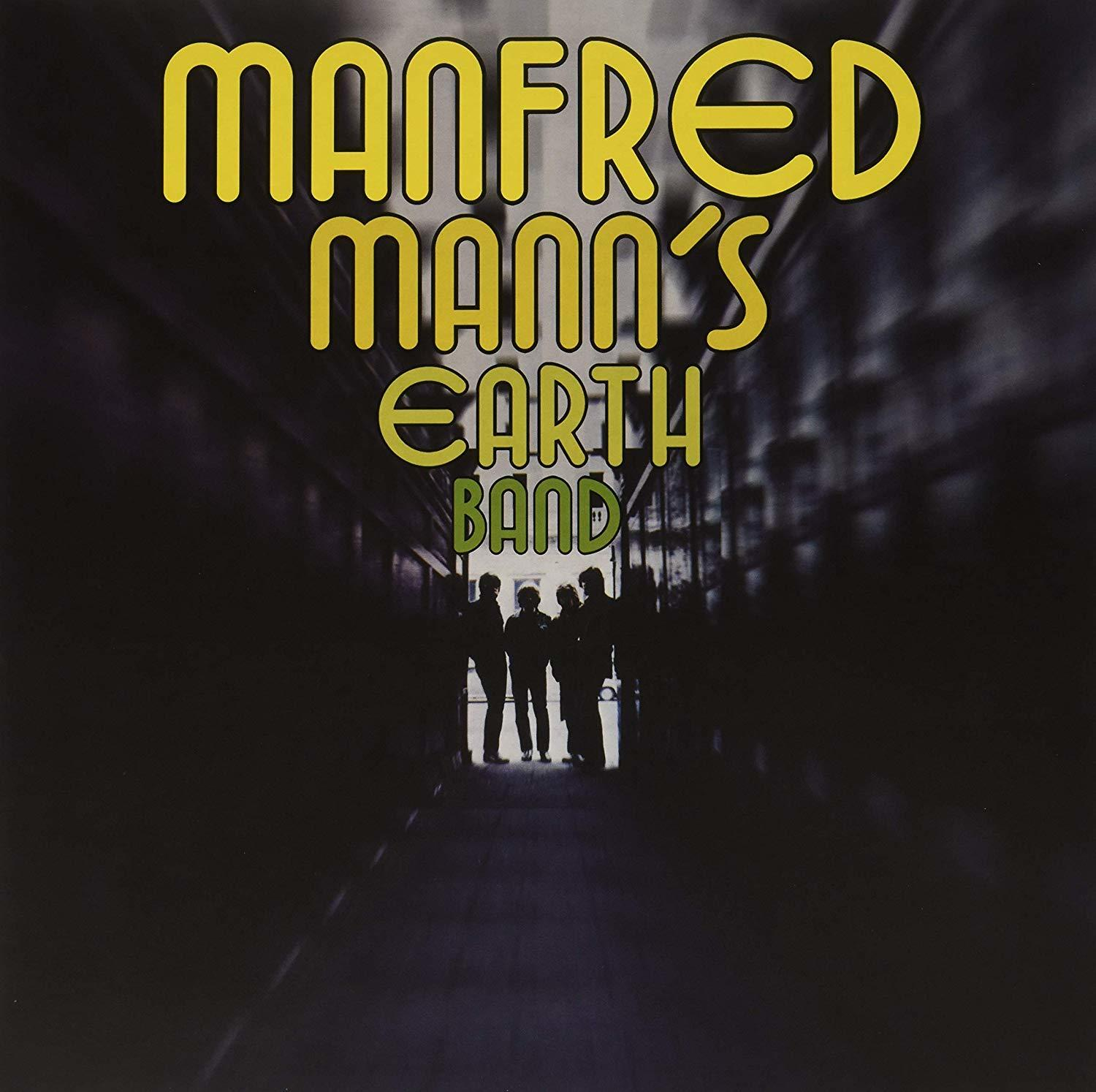 Albumcover: Manfred Mann's Earth Band. Silhouetten von Bandmitgliedern in einem dunklen Korridor mit gelbem Text oben.