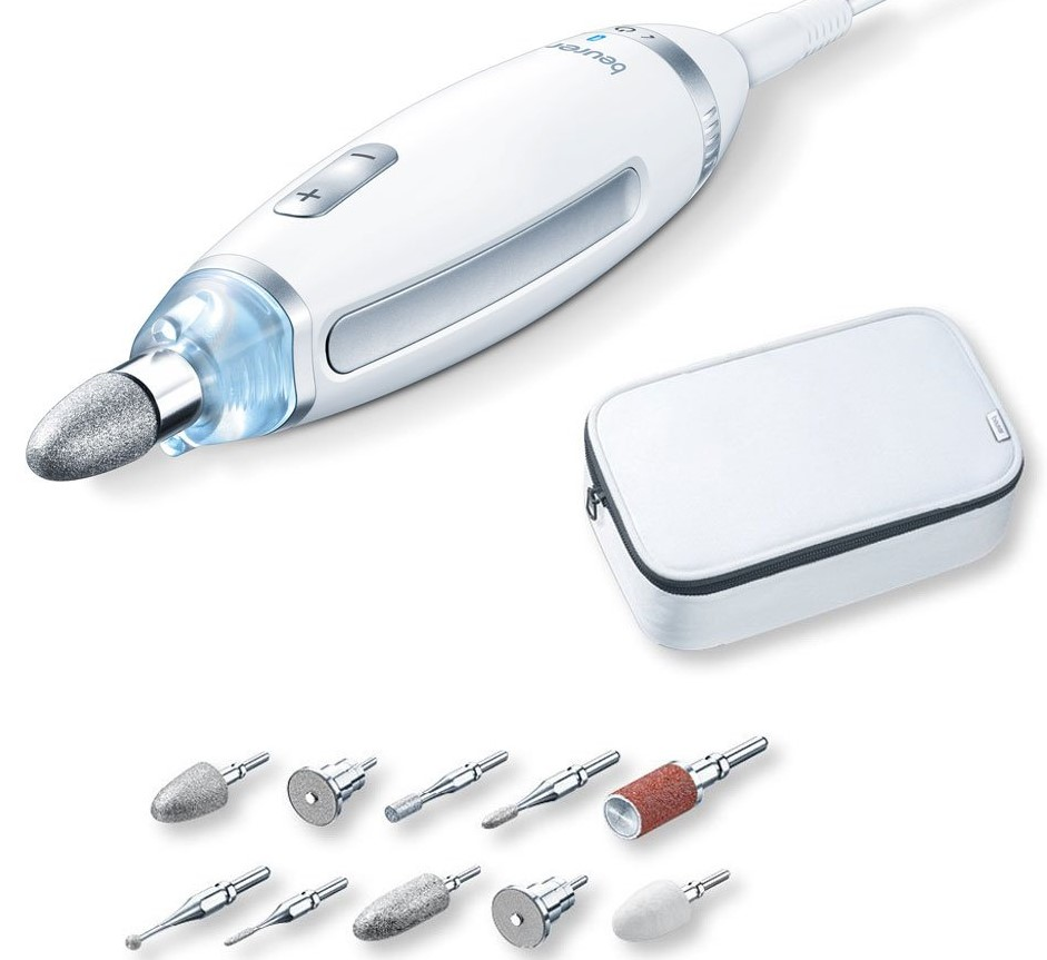 Weißes Nagelpflegegerät mit Zubehör. Weißer Hintergrund, Draufsicht.