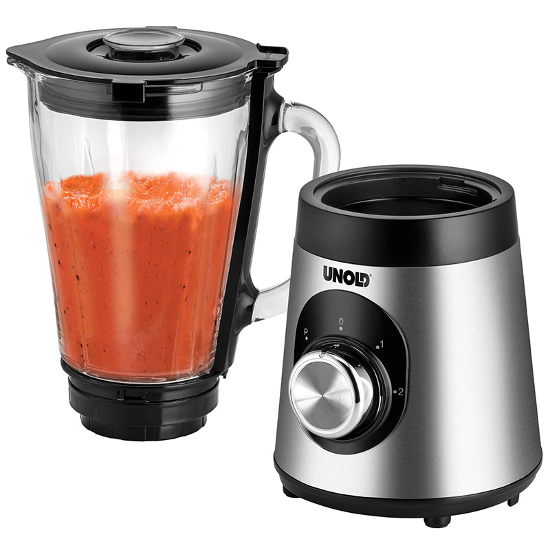 Ein Mixer mit einem Glasbehälter, der mit roter Flüssigkeit gefüllt ist, neben einem silbernen Sockel mit Drehknopf.