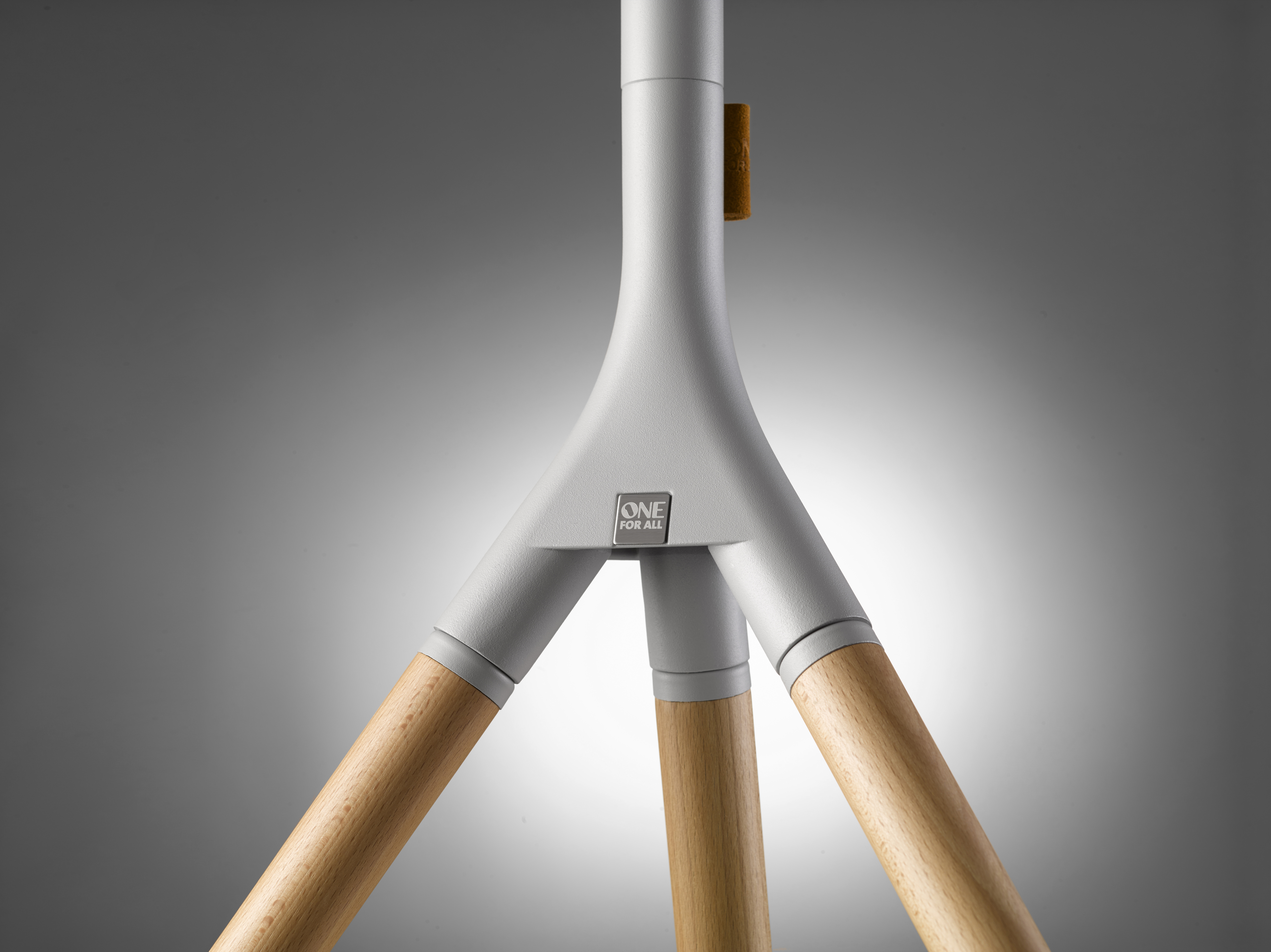 Nahaufnahme eines silbernen Stativs mit Holzbeinen, mit dem Logo 'ONE FOR ALL'.