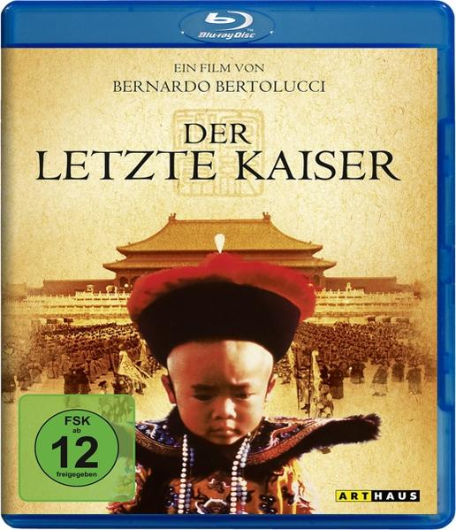 Blu-ray-Cover mit einem Jungen vor einem Gebäude.