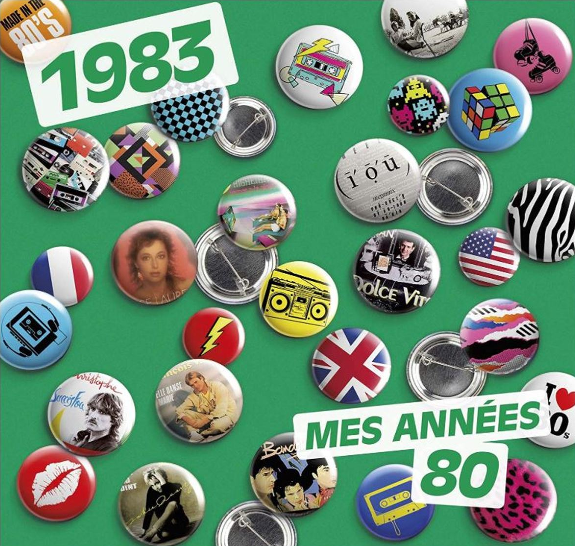 Collection d'épinglettes des années 80. Y compris des drapeaux, des cassettes et d'autres icônes de l'époque. Fond vert.