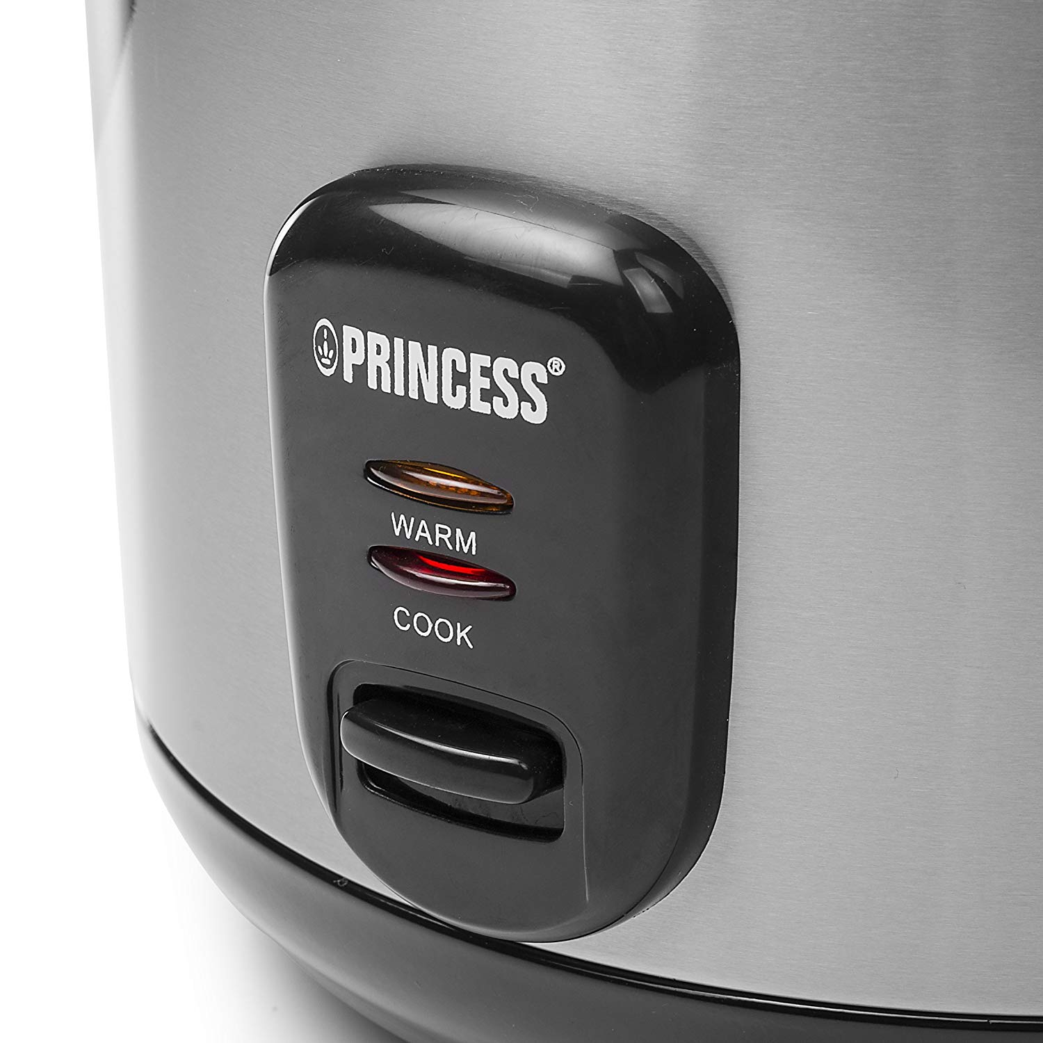 Nahaufnahme eines Princess Reiskochers. Ein schwarzes Bedienfeld zeigt die Anzeigen 'Warm' und 'Cook' sowie einen Schalter. Das Gehäuse ist silberfarben.