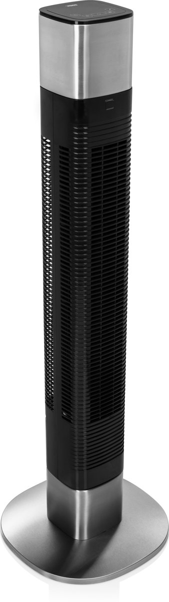 Een hoge, zwarte en zilveren torenventilator. Hij staat op een ronde zilveren voet.