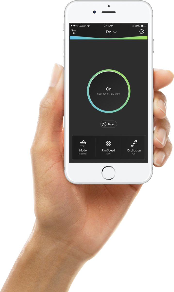 Hand die een witte smartphone vasthoudt met een interface van een ventilatorbesturingsapp.