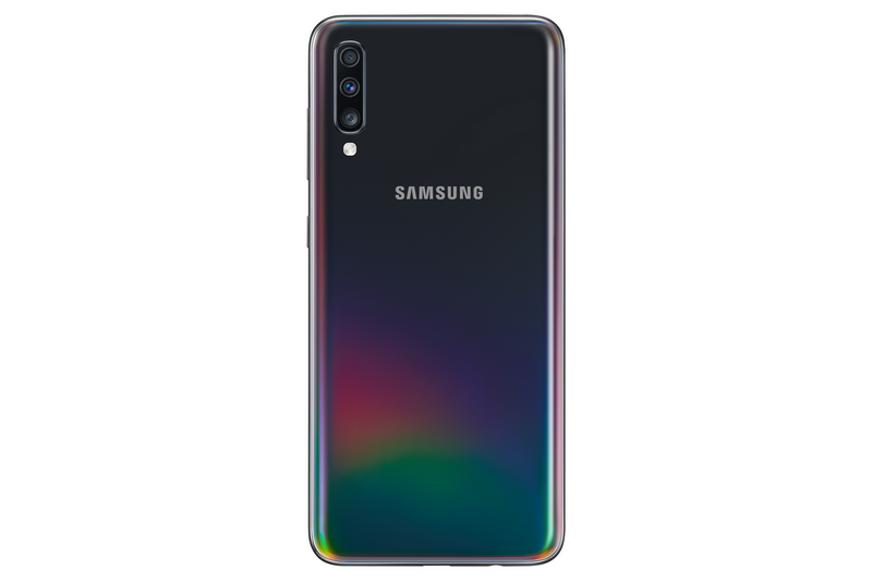 Parte trasera de un smartphone Samsung negro, mostrando las lentes de la cámara y el logotipo de Samsung.