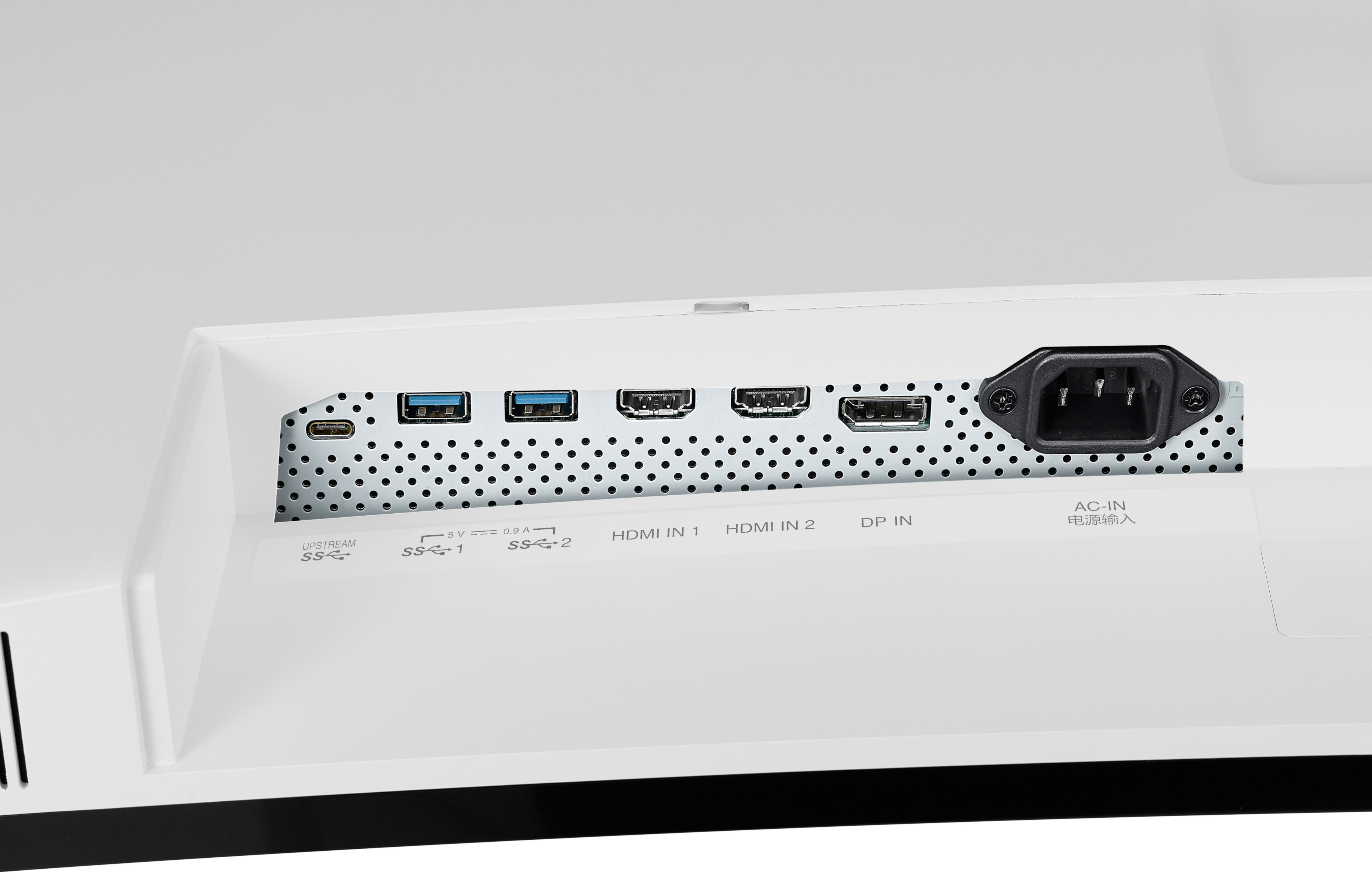Rückansicht eines weißen Monitors mit mehreren Anschlüssen. Enthält HDMI- und USB-Anschlüsse.