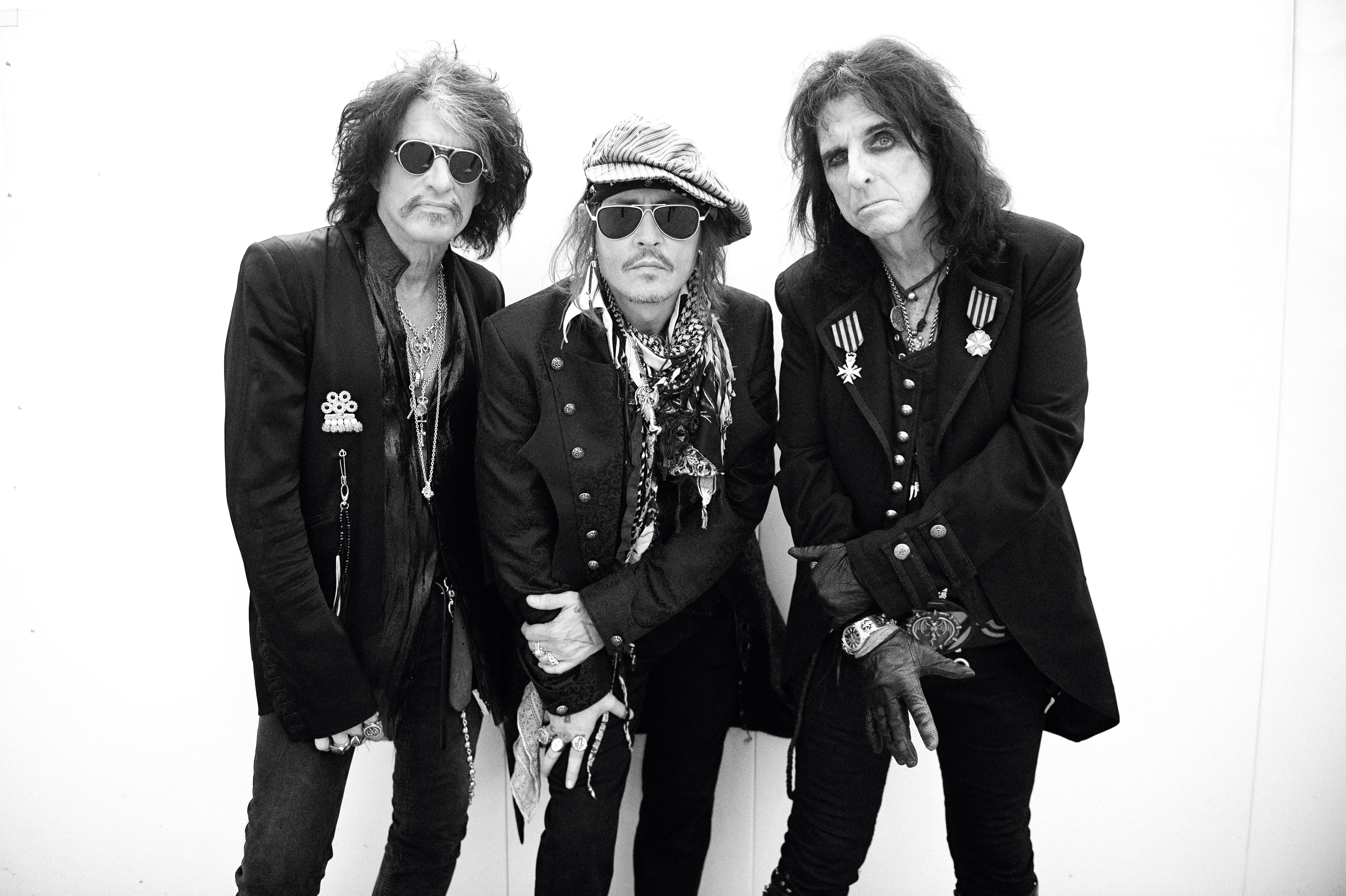 Schwarz-Weiß-Foto von Joe Perry, Johnny Depp und Alice Cooper.