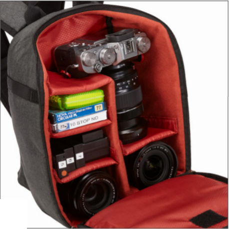 Cameratas open met meerdere compartimenten met camera's, lenzen en accessoires. Rode binnenkant.