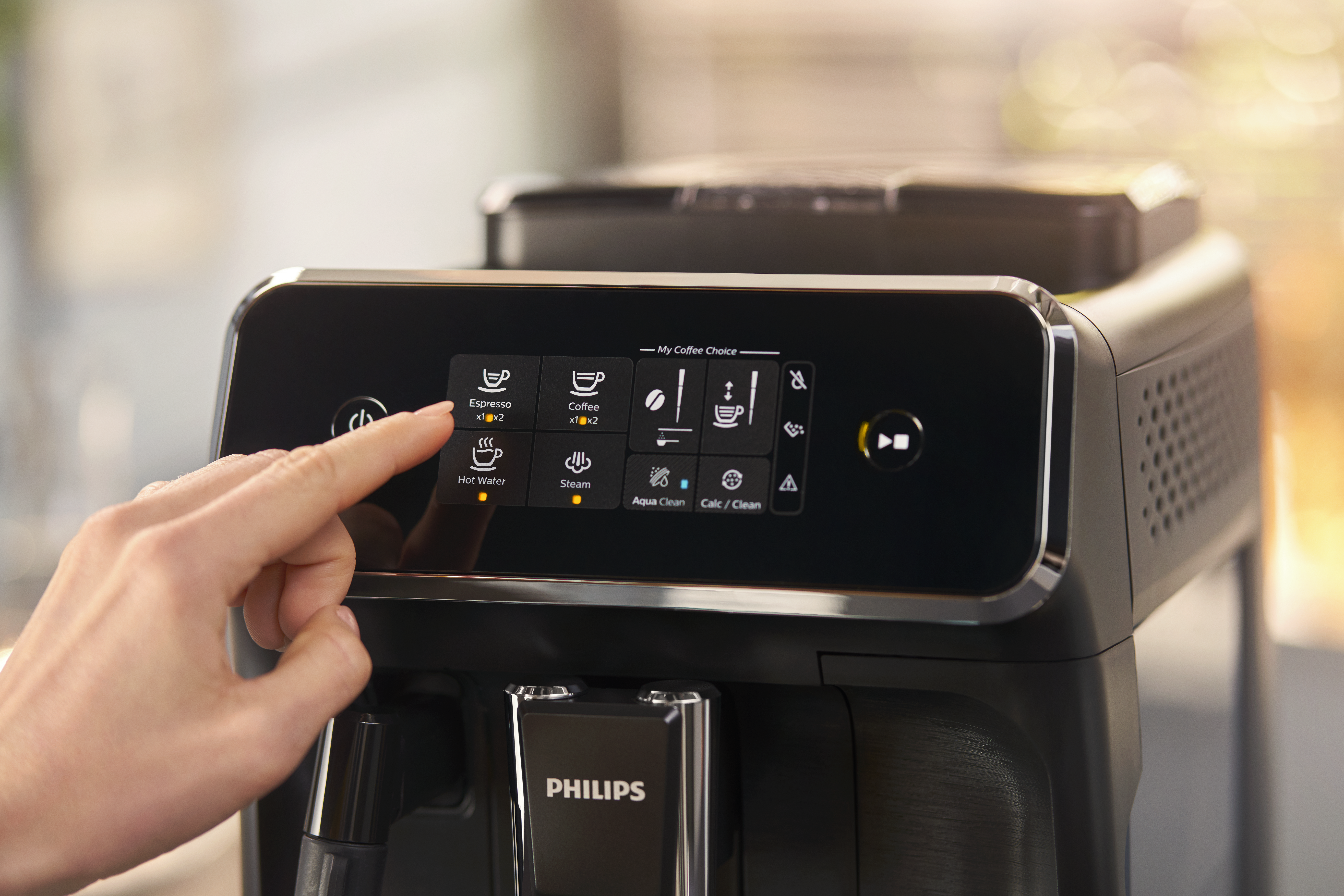 Ein Finger berührt das Espresso-Symbol auf dem Display einer Philips-Kaffeemaschine. Die Maschine ist schwarz und hat verschiedene Optionen.