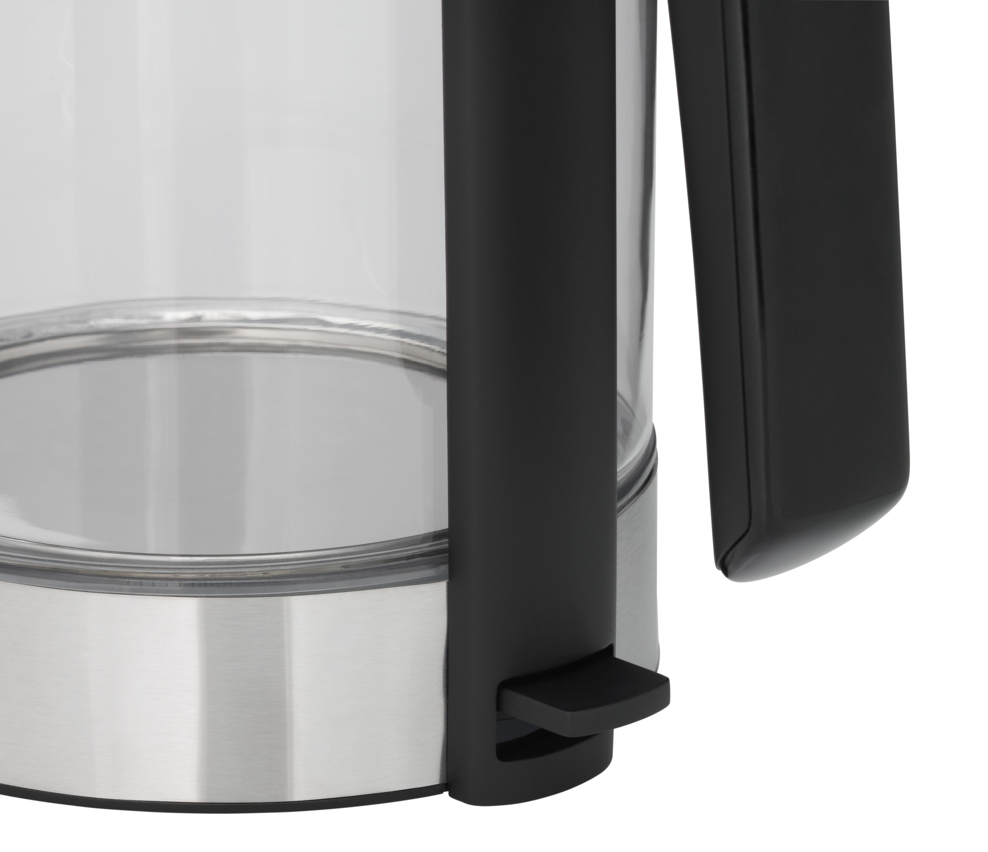 Een close-up van een glazen waterkoker met een zwarte handgreep en een zwarte hendel.