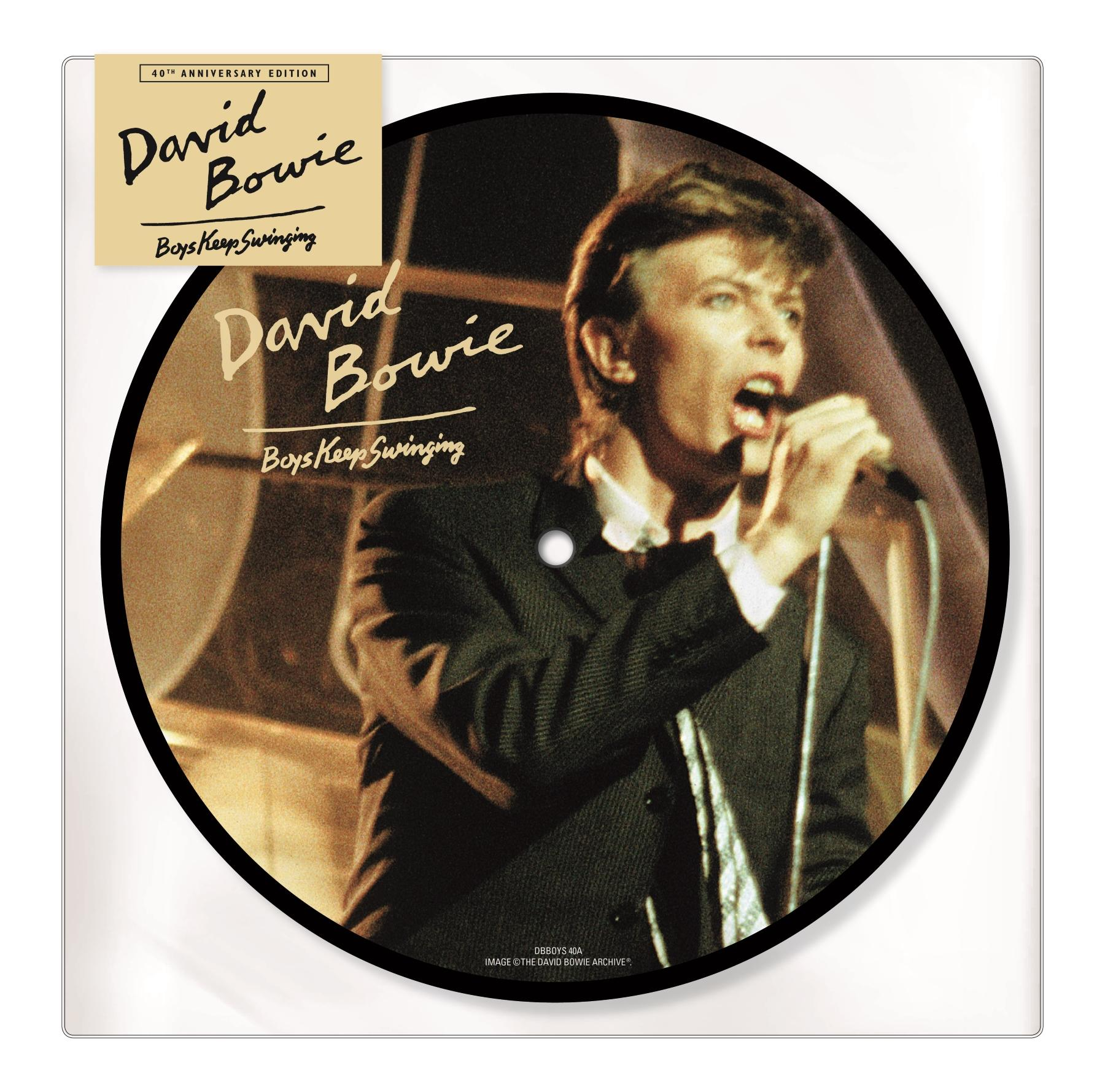 David Bowie Albumcover. Bowie singt in ein Mikrofon. Gold- und Schwarz-Farbschema.