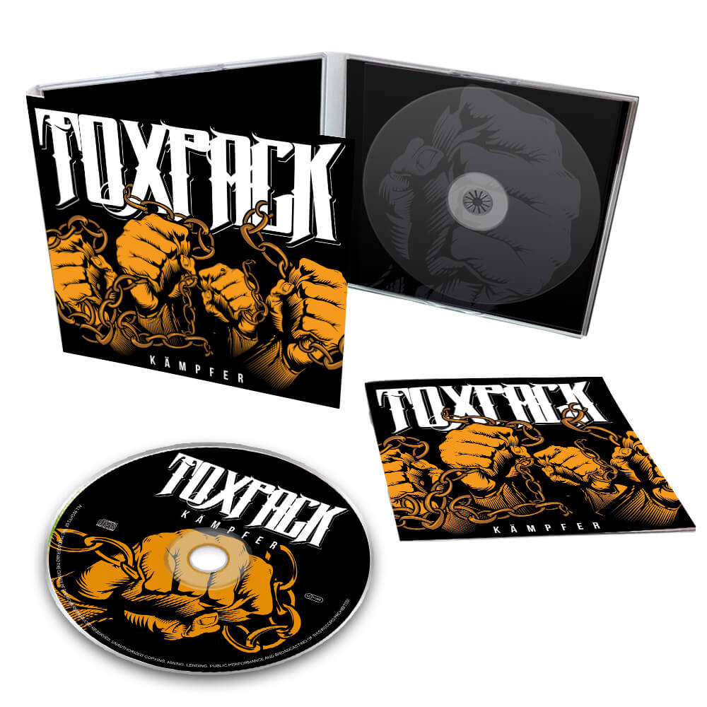 Ein CD-Paket mit schwarzem und orangefarbenem Design. Es zeigt die CD, das Cover-Art und ein gefaltetes Booklet.