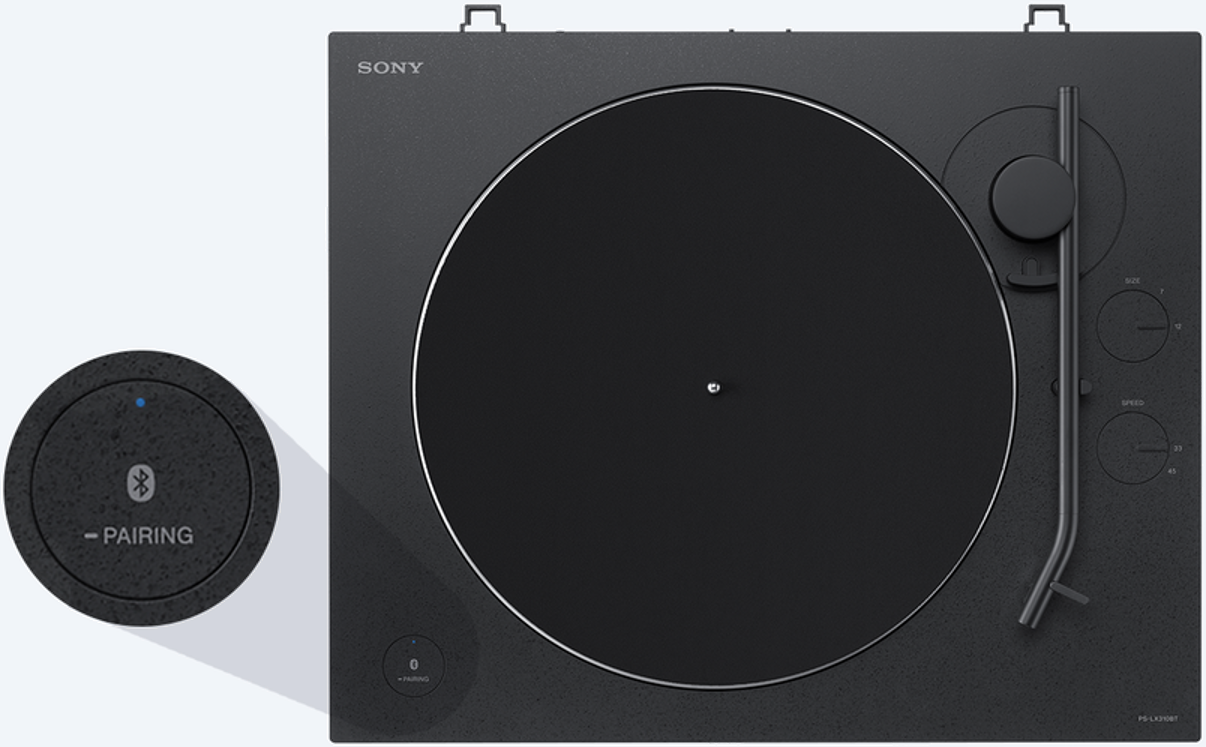 Zwarte platenspeler met ronde plaat, zwarte bediening en Bluetooth-apparaat.