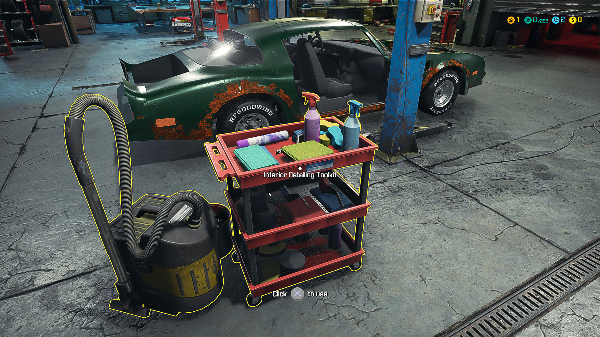 Scena di detailing auto: auto d'epoca verde, carrello con prodotti per la pulizia e aspirapolvere. Officina sullo sfondo.