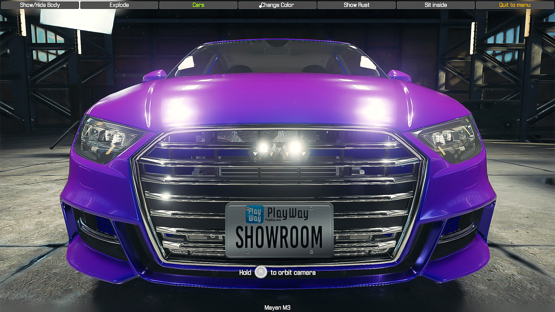 Auto viola con griglia cromata e targa che dice SHOWROOM. La scena è ambientata in un garage.