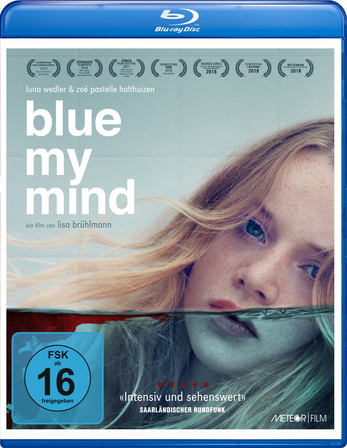 Blu-ray-Cover für 'Blue My Mind'. Zeigt ein blondes Mädchen unter Wasser. Der Titel steht links.