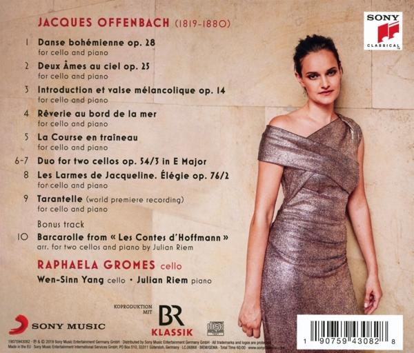 Eine Frau mit Kleid steht neben einem CD-Cover. Das Cover hat Text und ein Bild des Künstlers.