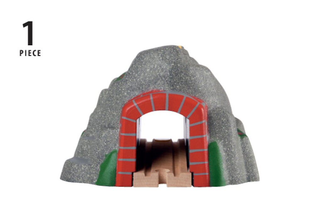 Spielzeug-Eisenbahntunnel. Der Tunnel ist grau mit rotem Ziegelsteineingang. Er steht auf weißem Hintergrund.