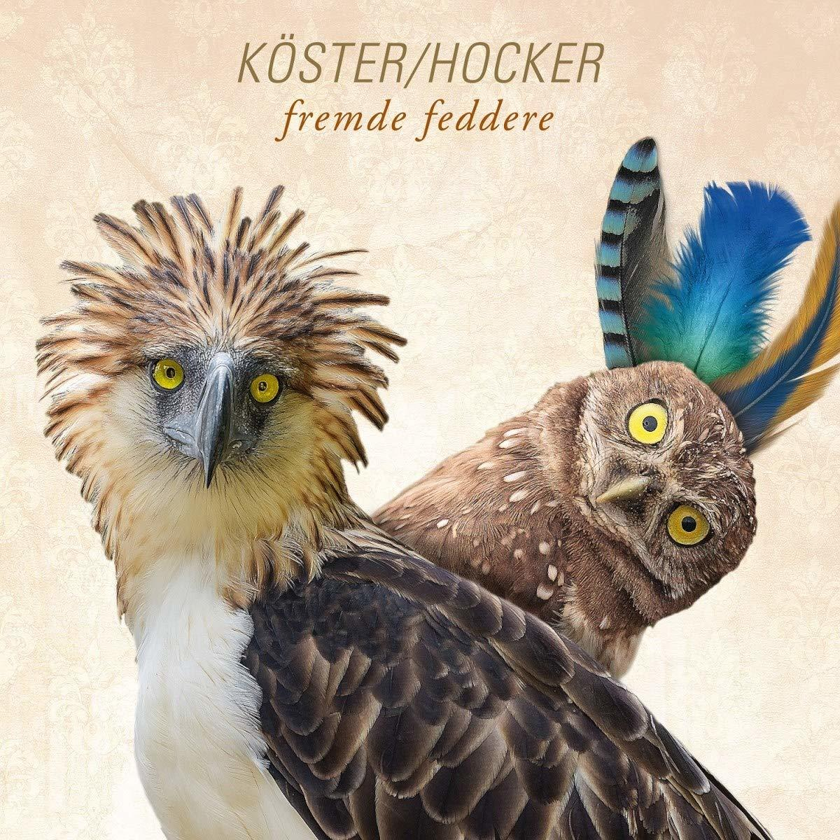 Zwei Vögel, einer adlerartig, der andere eine Eule mit Federn. Beiger Hintergrund.
